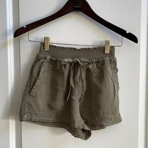 Love Tree Army Green Shorts-Size Small‎